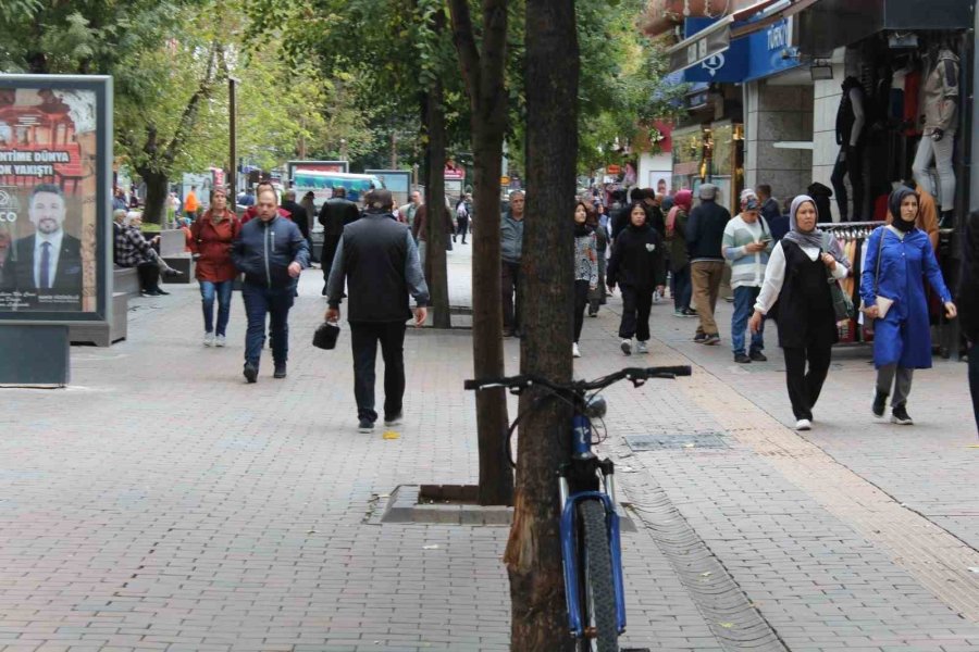 Eskişehir’de Havalar Soğudu, Kışlık Mont Sezonu Açıldı