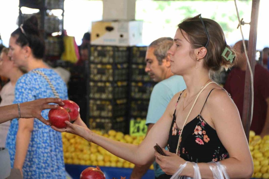 Antalya’da Bağıran Pazarcıya Taviz Yok, Anonslarla Sürekli Uyarılıyorlar