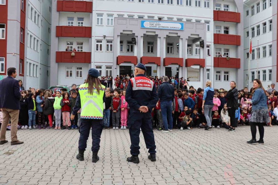 Jandarmadan Öğrencilere ‘hayvan Hakları’ Ve ‘trafik’ Eğitimi