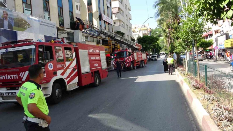 Dönercinin Bacasında Çıkan Yangını Ekipleri Alarma Geçirdi