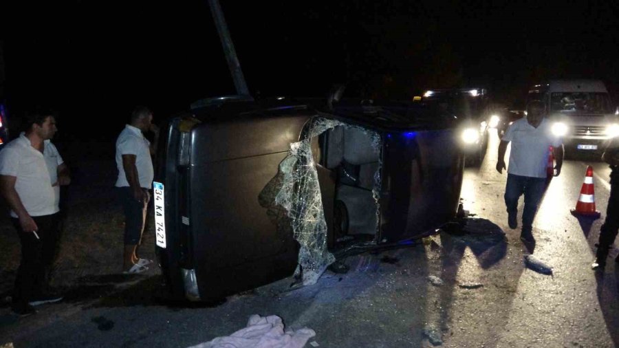 Aydınlatma Direğine Çarparak Devrilen Otomobilin İçerisinde Sıkıştı