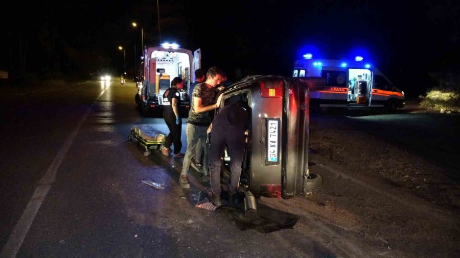 Aydınlatma Direğine Çarparak Devrilen Otomobilin İçerisinde Sıkıştı