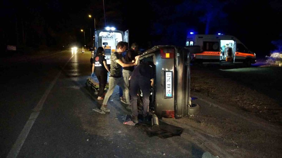 Aydınlatma Direğine Çarparak Devrilen Otomobilin İçerisinde Sıkıştı