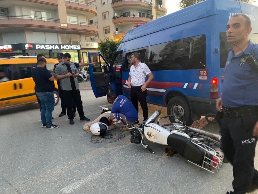 Jandarma Aracı İle Motosiklet Çarpıştı: 1 Yaralı