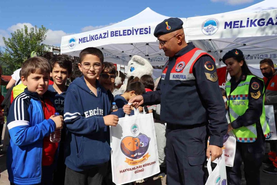 Jandarma’dan Öğrencilere Hayvanat Bahçesi Gezisi