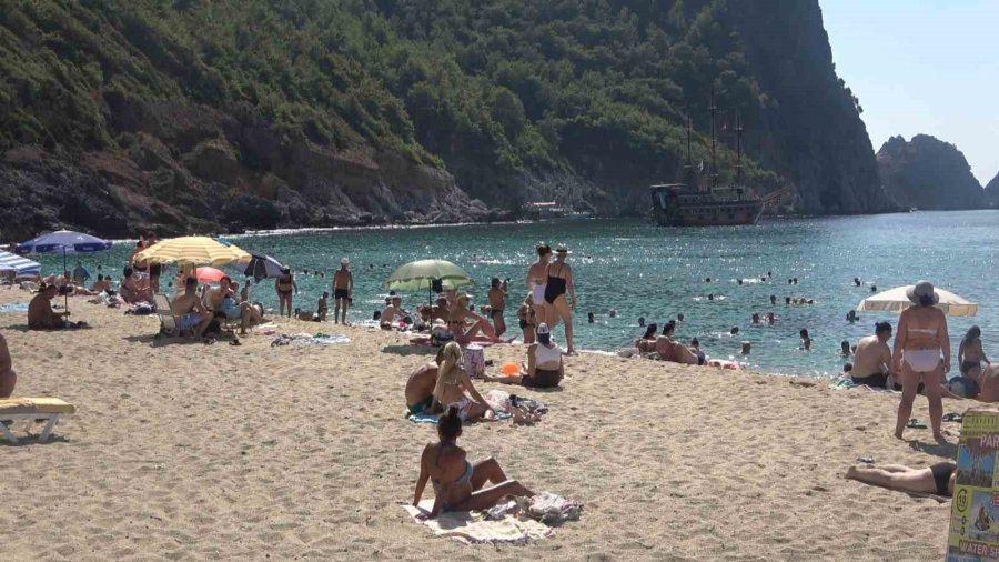 Alanya’da Ekim Ayında Deniz Keyfi Sürüyor