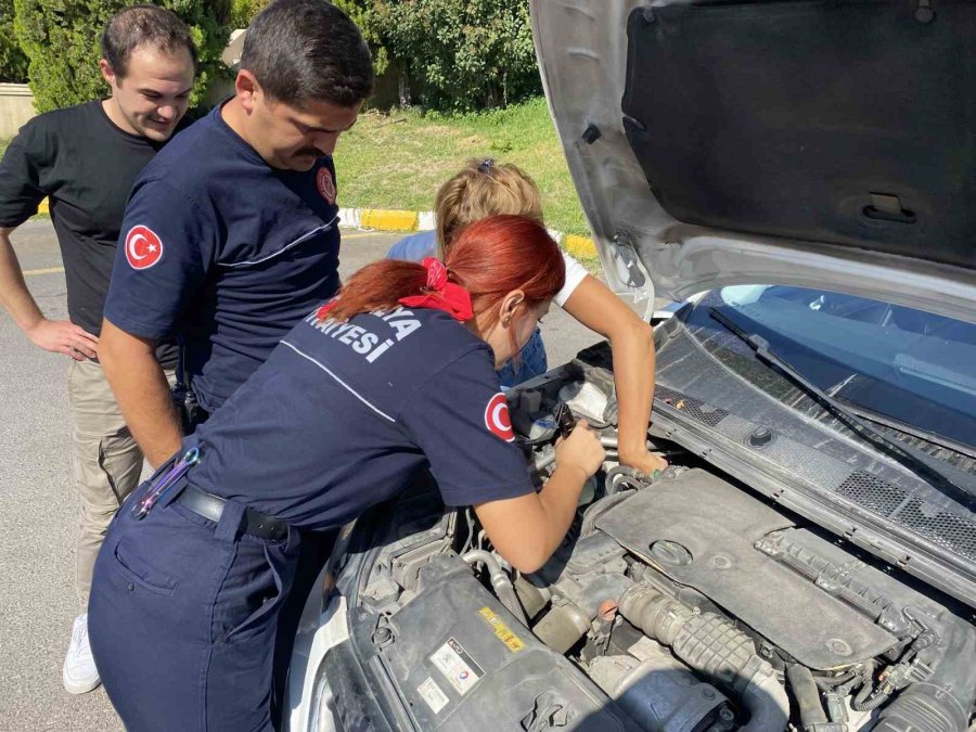 Antalya’da Otomobil Üzerine Bırakılan Not “insanlık Ölmemiş” Dedirtti