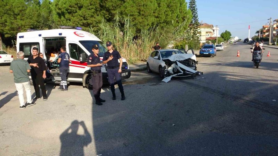 Antalya’da Üç Araçlı Zincirleme Kazada 3 Kişi Yaralandı