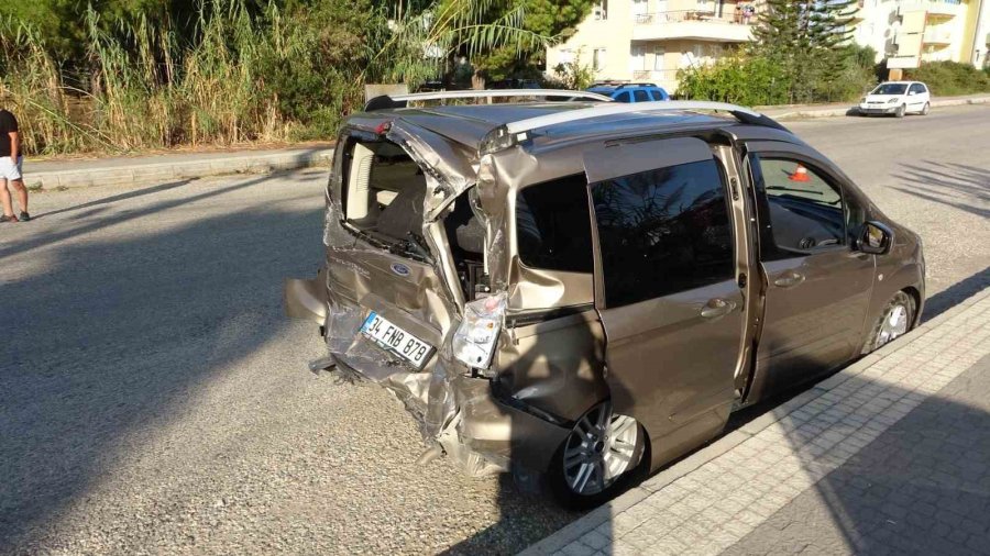 Antalya’da Üç Araçlı Zincirleme Kazada 3 Kişi Yaralandı