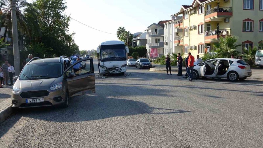 Antalya’da Üç Araçlı Zincirleme Kazada 3 Kişi Yaralandı