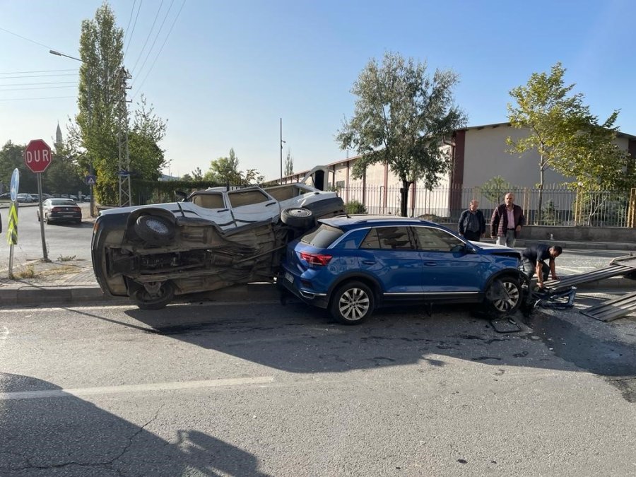 Çarpışan Otomobillerden Biri Yan Yattı: 2 Yaralı