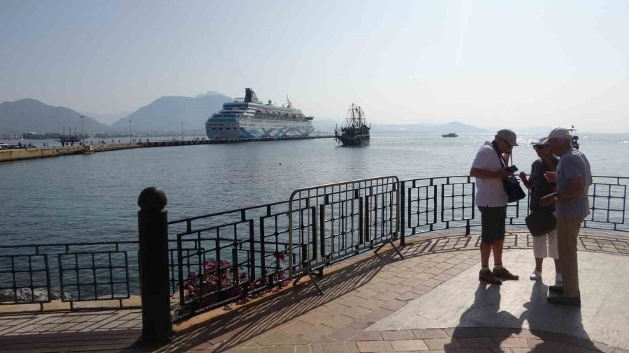 İsrailli Turistler Lüks Kruvaziyerle Alanya’ya Demir Attı