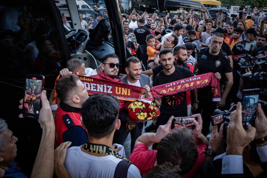 Galatasaray, Antalya’da Coşkuyla Karşılandı