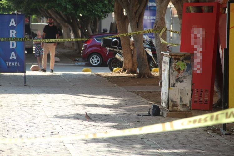 Antalya’da Şüpheli Kadın Çantasında Cüzdan Ve Kart Çıktı