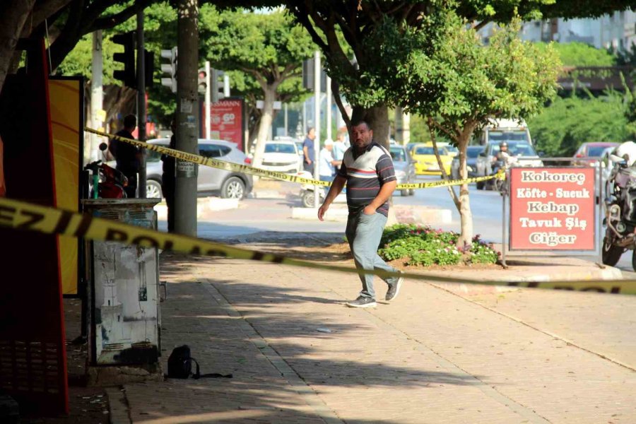 Antalya’da Şüpheli Kadın Çantasında Cüzdan Ve Kart Çıktı