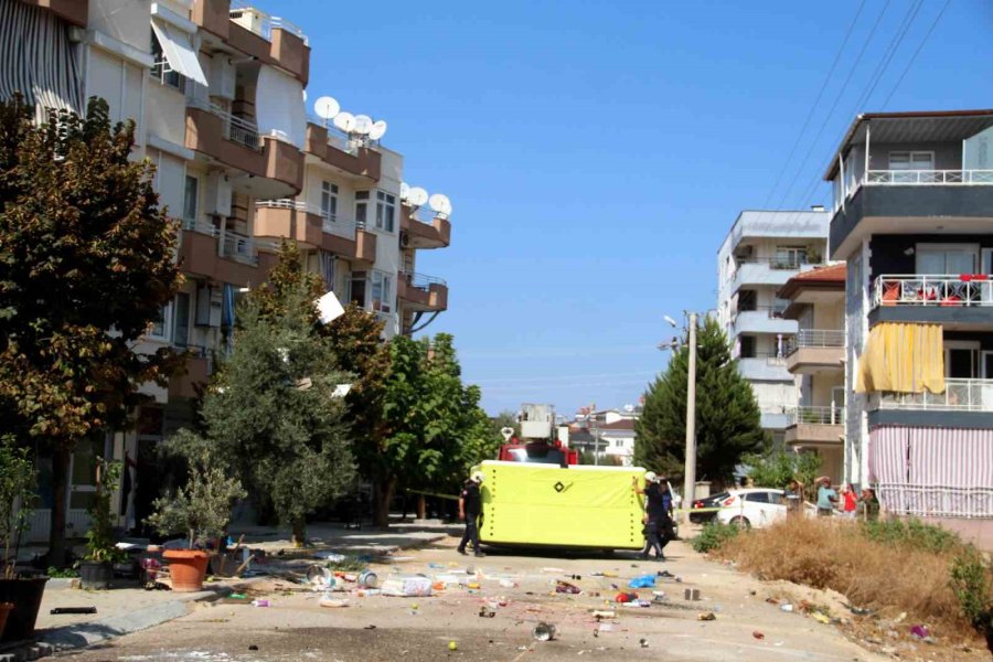 Sinir Krizi Geçiren Kadın, Tüm Evde Ne Varsa Pencereden Sokağa Attı