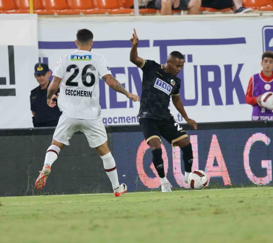 Trendyol Süper Lig: Corendon Alanyaspor: 1 - Fatih Karagümrük: 0 (ilk Yarı)