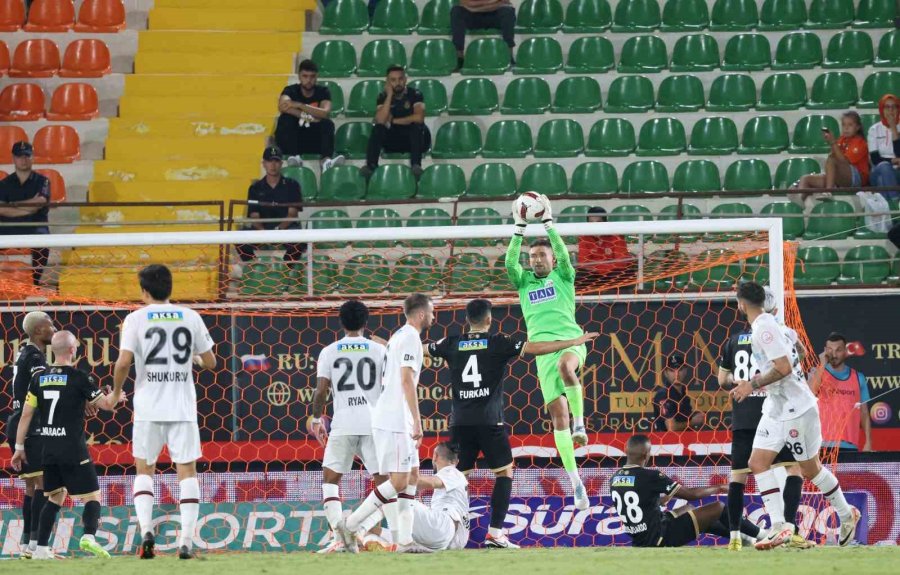 Trendyol Süper Lig: Corendon Alanyaspor: 1 - Fatih Karagümrük: 0 (ilk Yarı)