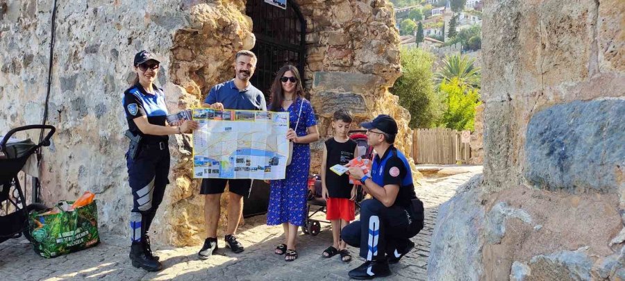 Alanya’da Polisten Turistlere Dört Dilde Broşür