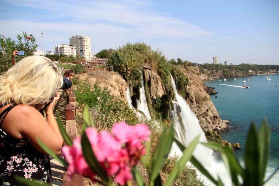 Antalya’nın Dünyaca Ünlü Şelalesinin Sonbahar Manzarası Mest Etti