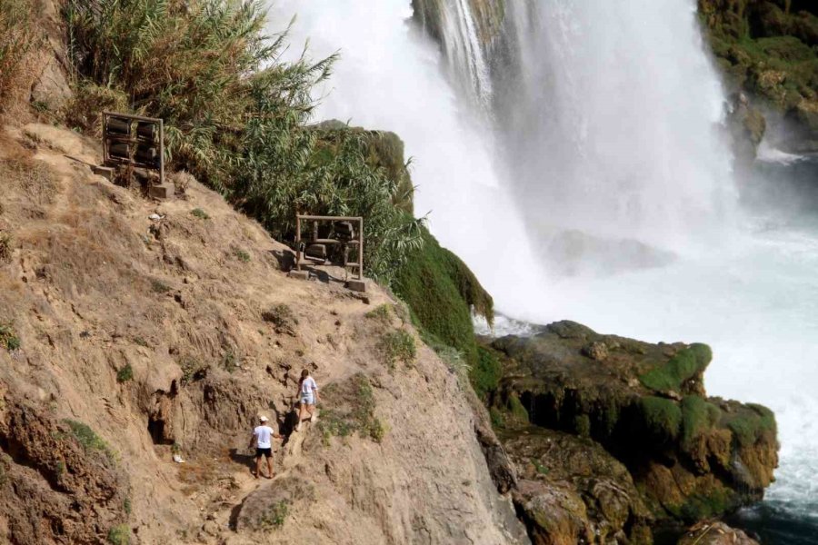 Antalya’nın Dünyaca Ünlü Şelalesinin Sonbahar Manzarası Mest Etti