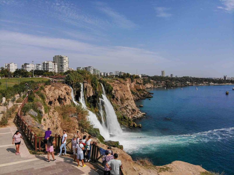 Antalya’nın Dünyaca Ünlü Şelalesinin Sonbahar Manzarası Mest Etti