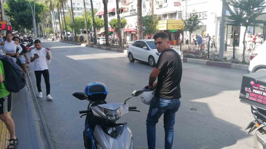 Kafalarında Olması Gereken Kaskı Motosiklete Taktılar, Cezalardan Kaçamadılar