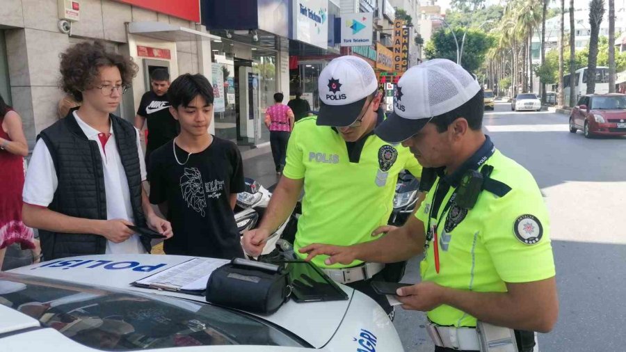 Kafalarında Olması Gereken Kaskı Motosiklete Taktılar, Cezalardan Kaçamadılar