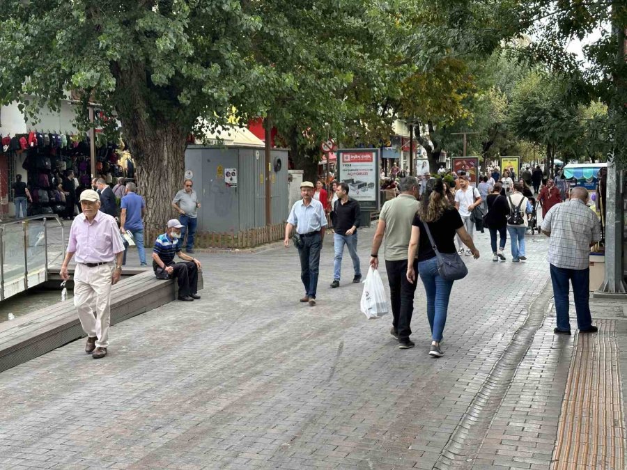 Her Gün 15 Kilometre Yürüyen Adam Gençlere Taş Çıkartıyor