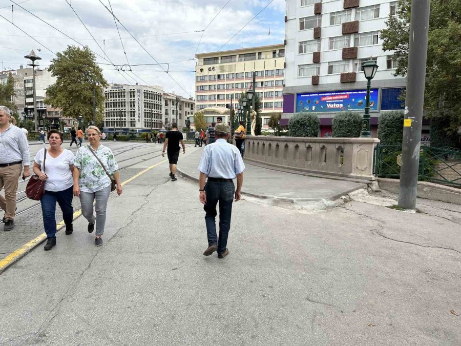 Her Gün 15 Kilometre Yürüyen Adam Gençlere Taş Çıkartıyor