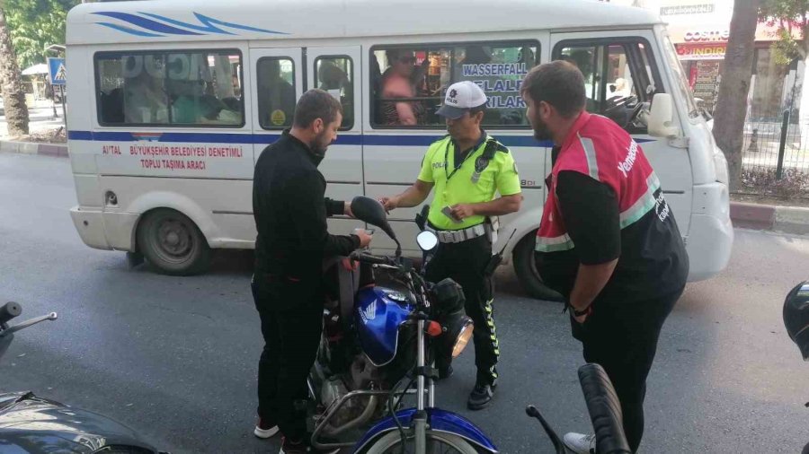 Kafalarında Olması Gereken Kaskı Motosiklete Taktılar, Cezalardan Kaçamadılar