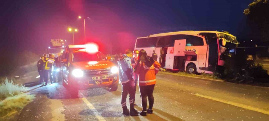 Kayseri’de Kontrolden Çıkan Yolcu Otobüsü Aydınlatma Direğine Çarptı: 16 Yaralı