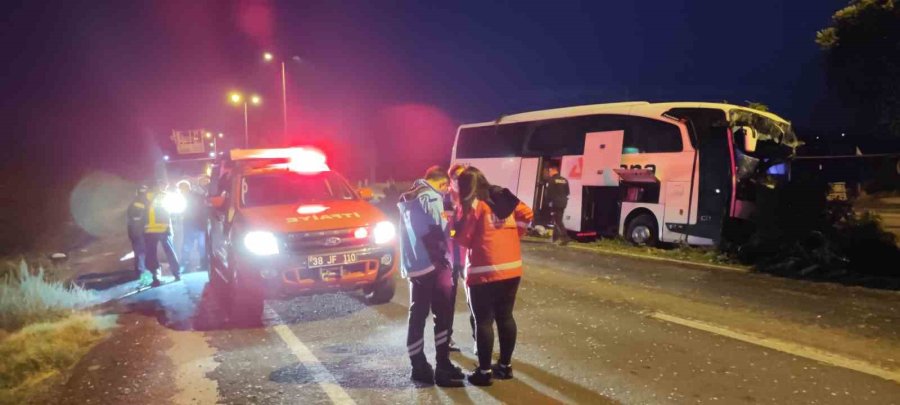 Kayseri’de Kontrolden Çıkan Yolcu Otobüsü Aydınlatma Direğine Çarptı: 16 Yaralı