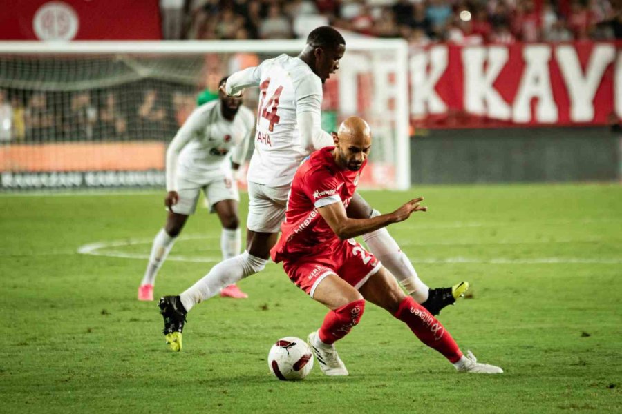 Trendyol Süper Lig: Antalyaspor: 0 - Galatasaray: 0 (ilk Yarı)