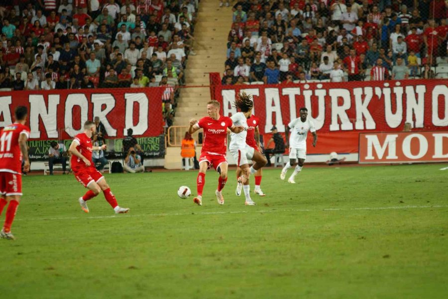 Trendyol Süper Lig: Antalyaspor: 0 - Galatasaray: 0 (ilk Yarı)