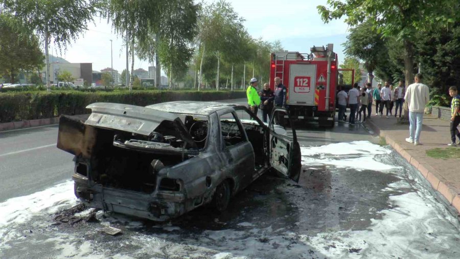 Seyir Halindeki Otomobil Alev Aldı, Vatandaşlar Görüntü Çekmek İçin Birbiriyle Yarıştı