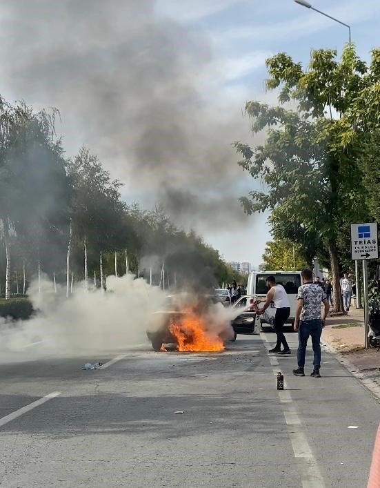 Seyir Halindeki Otomobil Alev Aldı, Vatandaşlar Görüntü Çekmek İçin Birbiriyle Yarıştı