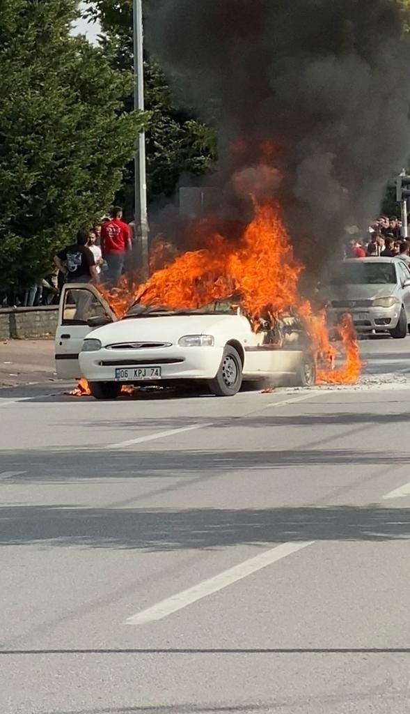 Seyir Halindeki Otomobil Alev Aldı, Vatandaşlar Görüntü Çekmek İçin Birbiriyle Yarıştı