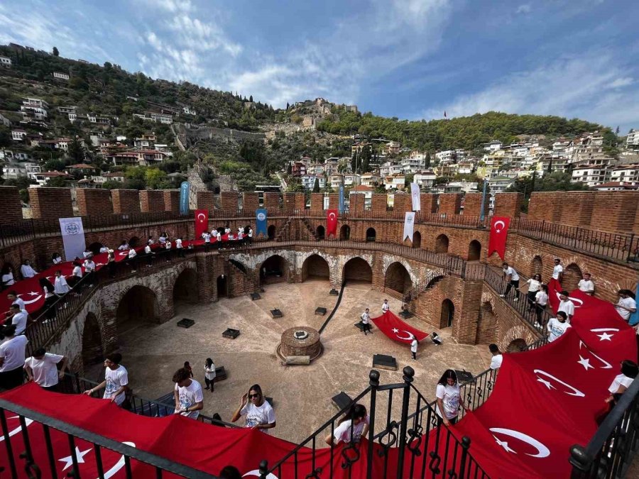 Alkü’den Bisiklet Turunda Bayrak Şöleni