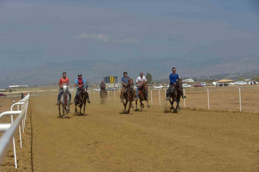 14. Geleneksel Rahvan At Yarışları Nefes Kesti, Attan Düşen Genç Kadın Yaralandı