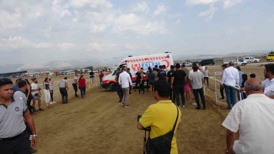 14. Geleneksel Rahvan At Yarışları Nefes Kesti, Attan Düşen Genç Kadın Yaralandı