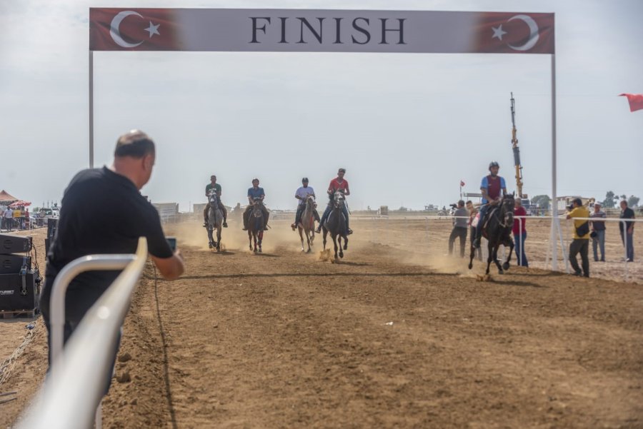 14. Geleneksel Rahvan At Yarışları Nefes Kesti, Attan Düşen Genç Kadın Yaralandı