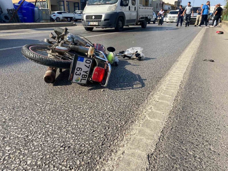 Kamyonete Arkadan Çarpan Motosikletli, Para Nakil Aracının Altında Kaldı