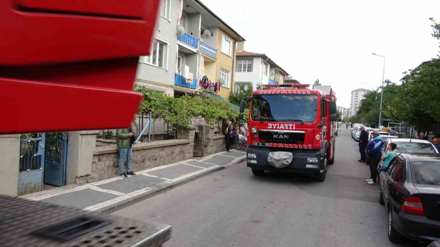 Evlerinde Yangın Çıkan Yaşlı Çifti Komşusu Kurtardı