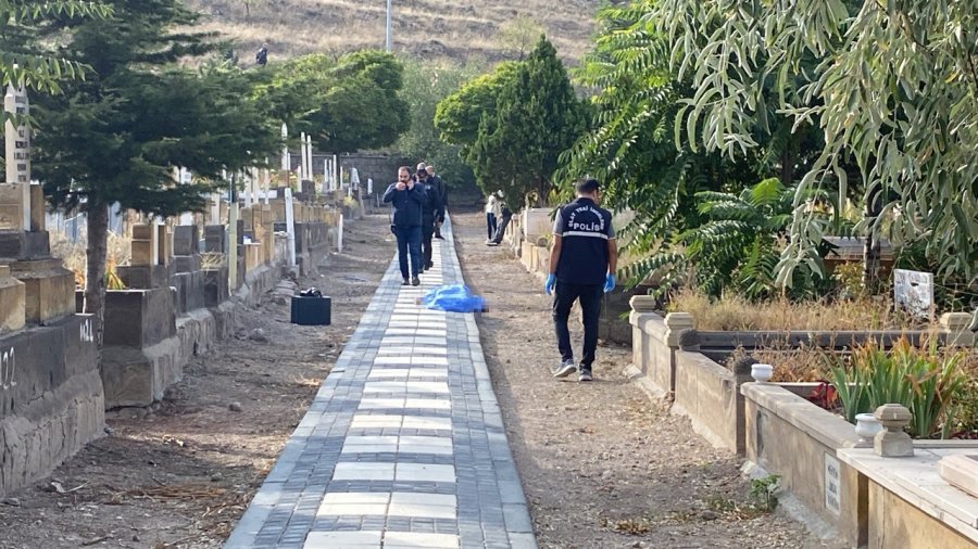 Mezarlıkta Kalbinden Bıçaklanmış Erkek Cesedi Bulundu