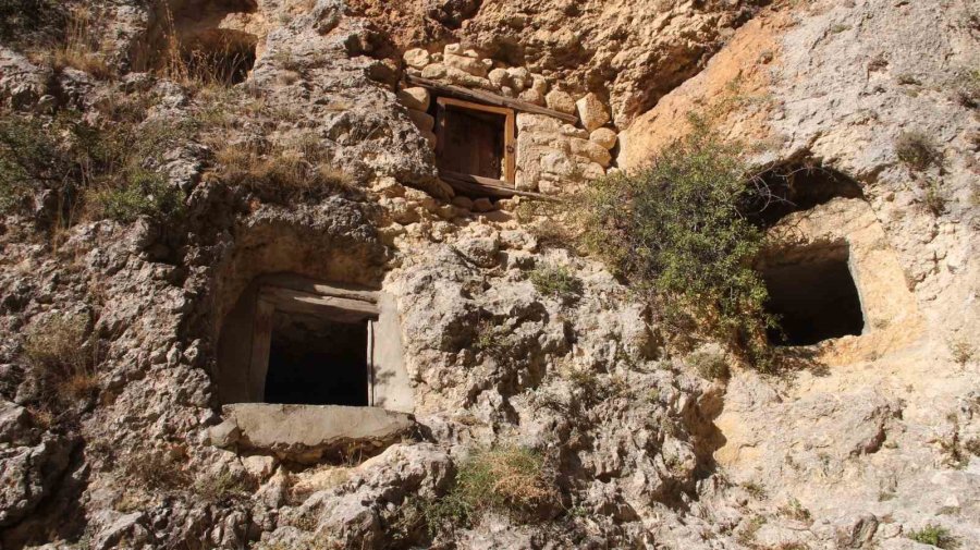 Mersin’de Definecilerin Tahrip Ettiği Tarihi Yerlerde İnsan Kemikleri Çıktı