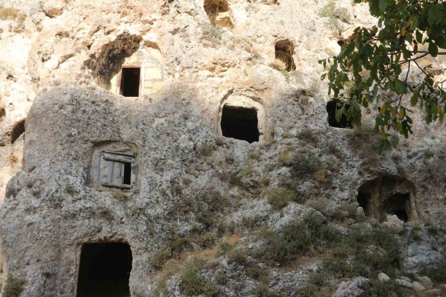 Mersin’de Definecilerin Tahrip Ettiği Tarihi Yerlerde İnsan Kemikleri Çıktı