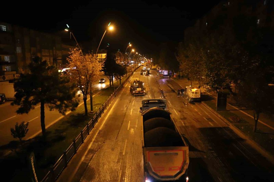 Büyükşehir’den 70 Personel, 50 İş Makinesi İle Gece Mesaisi