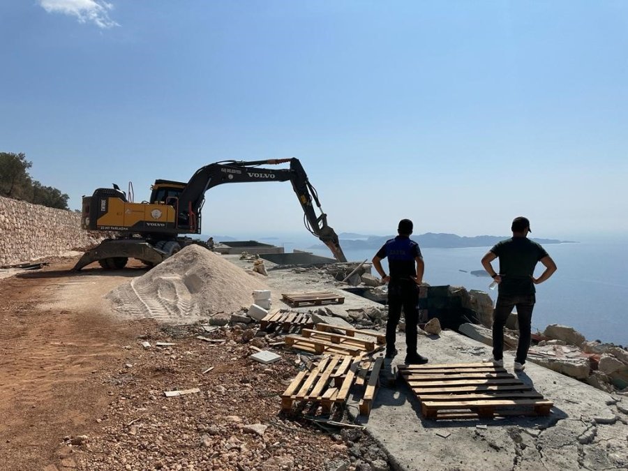 Deniz Manzaralı Kaçak Yapılar Yıkıldı