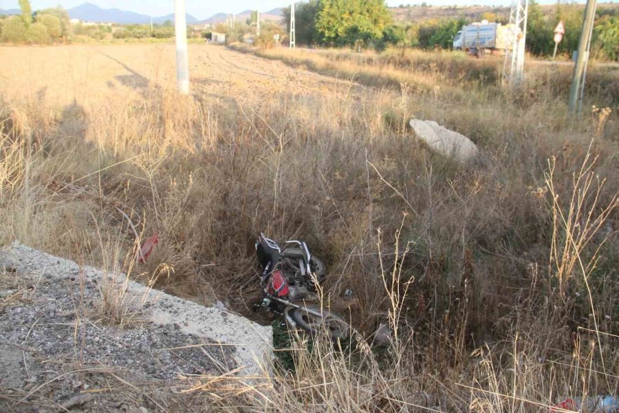 Motosiklet Levhalara Çarpıp Şarampole Düştü: 2 Yaralı